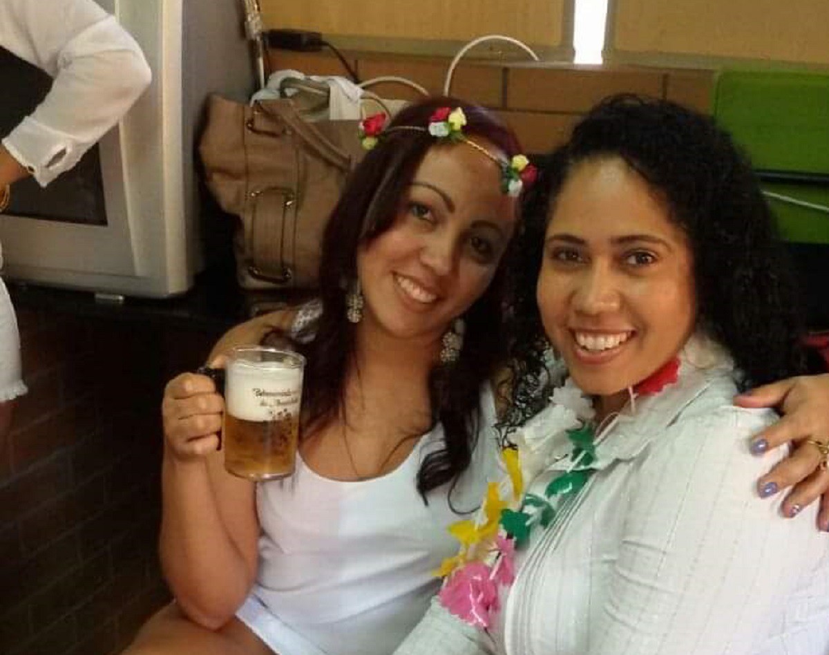 Magna (esquerda) ao lado da amiga Eliane (direita)