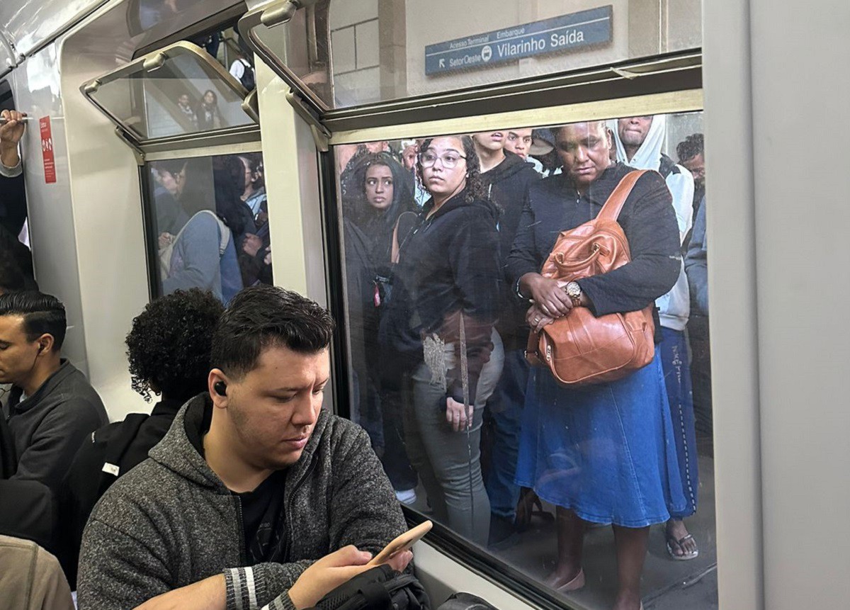 Após atrasos na estação Vilarinho, usuários acabaram ficando do lado de fora de trem lotado no São Gabriel