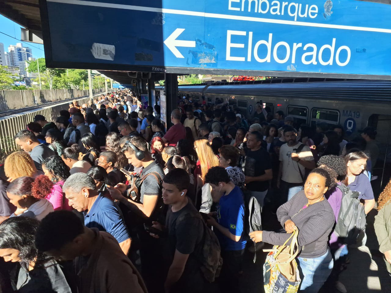 Usuários do metrô enfrentaram dificuldades para embarcar nesta segunda-feira (18/11)