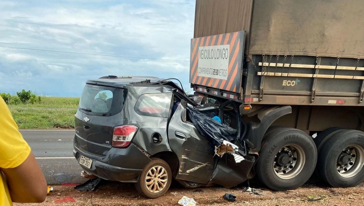 A parte dianteira do carro foi ficou destruída com o impacto da batida