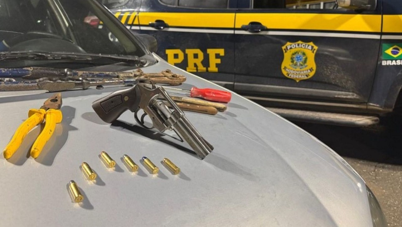 Polícia apreendeu uma arma e munições com os suspeitos