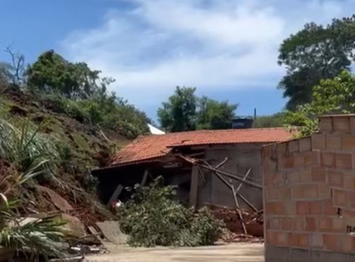 Deslizamento de mina de rejeitos atinge casa e posto de combustíveis
