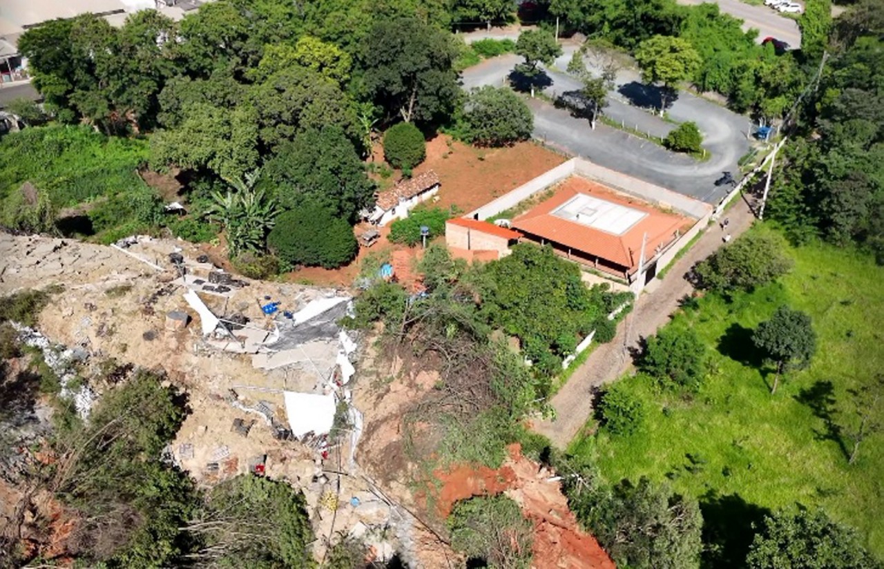 Imagem aérea revela destruição provocada pelo deslizamento da pilha de rejeitos