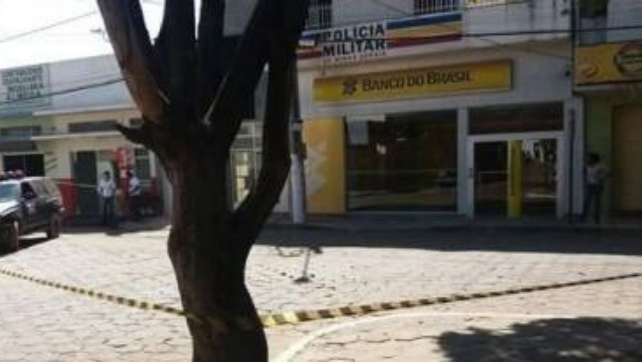 Imagem da agência bancária isolada pela polícia após o crime em 2016