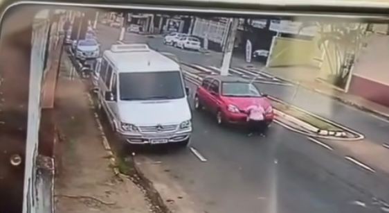  O vídeo ainda mostra a mulher tentando rolar pelo chão

