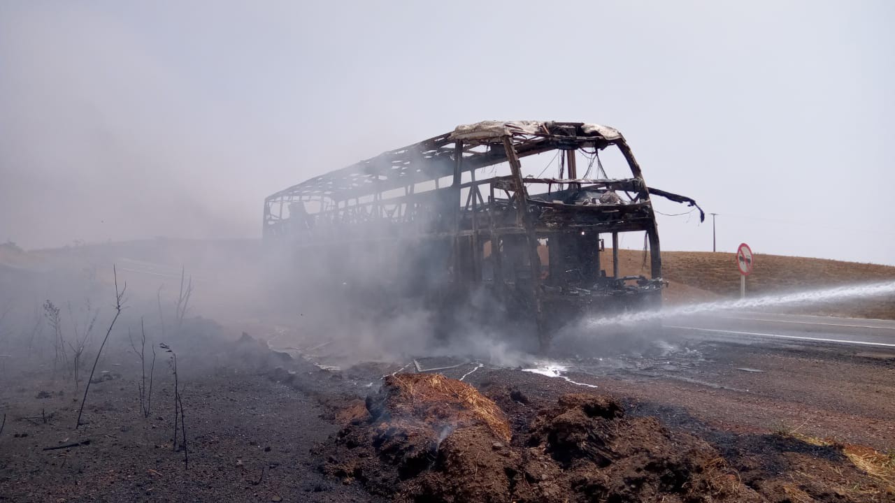 Os bombeiros encontraram o ônibus completamente tomado pelas chamas