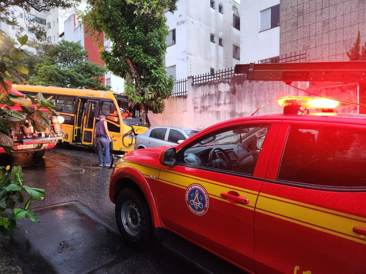 No momento, há quatro viaturas dos bombeiros no local, sendo duas Unidades de Resgate (UR)