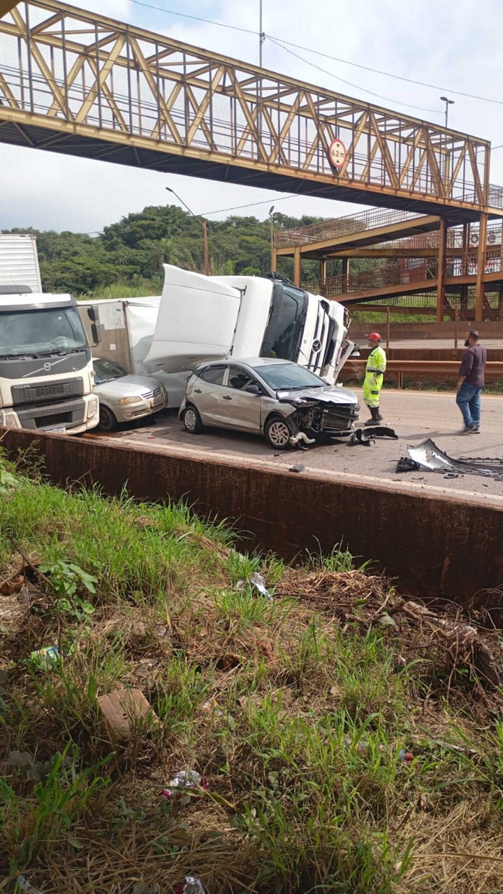 Acidente envolveu carreta e carros na BR-381