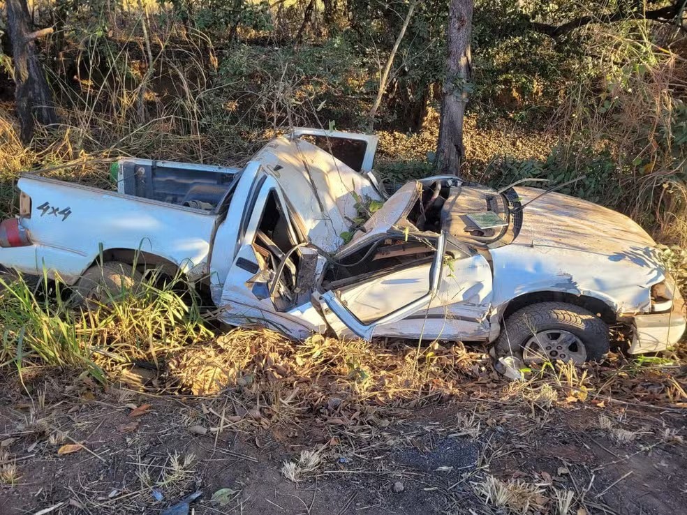 Com o impacto, a caminhonete rodou na pista, atingiu outro veículo e uma árvore