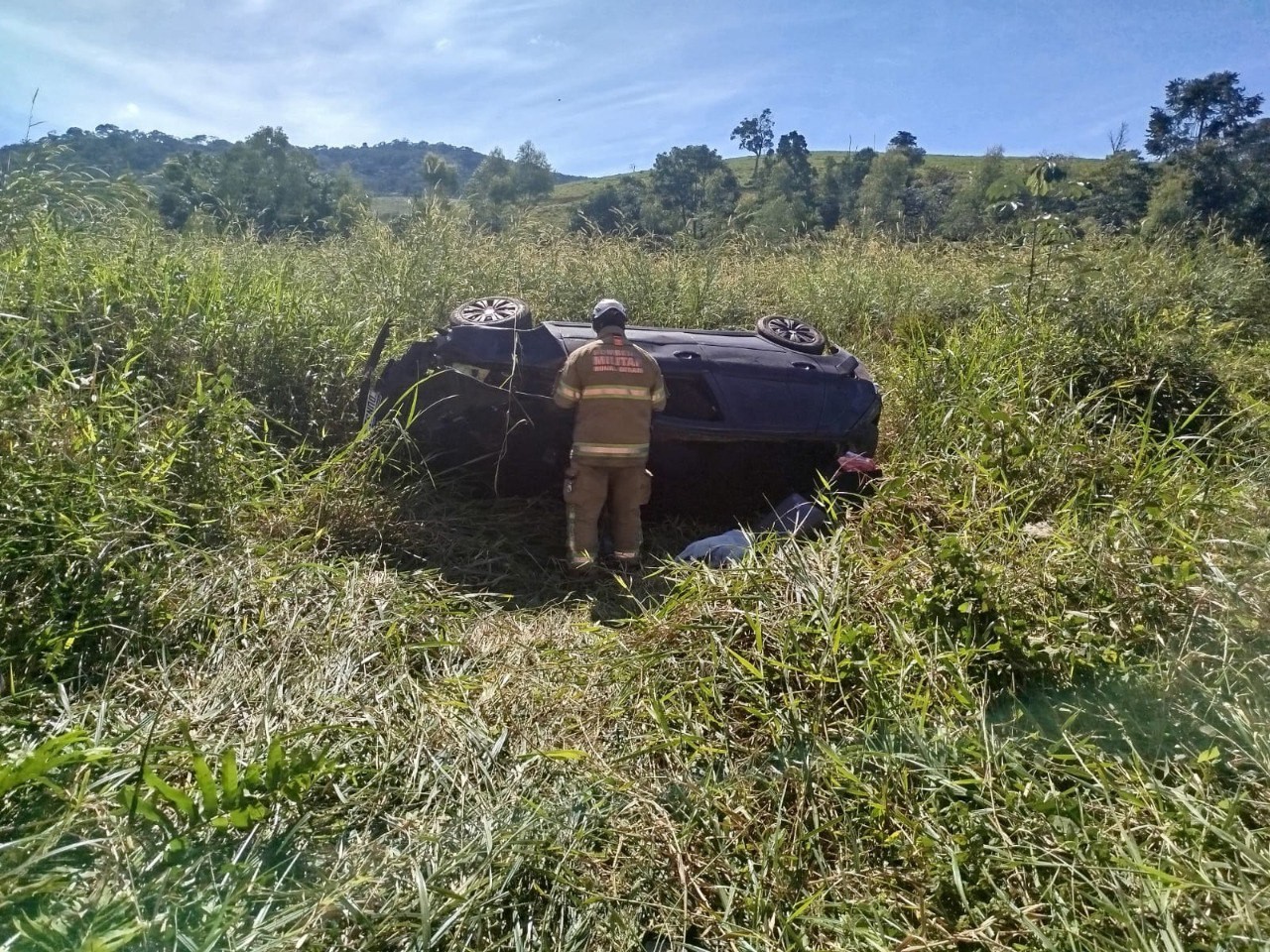 Vítima foi lançada para fora do veículo e morreu no local
