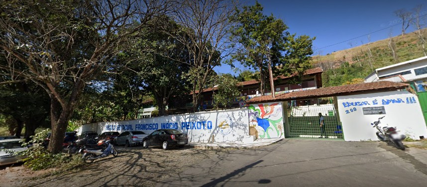 A briga começou em uma aprensetação feita dentro da escola, na noite de quarta feira (14). 