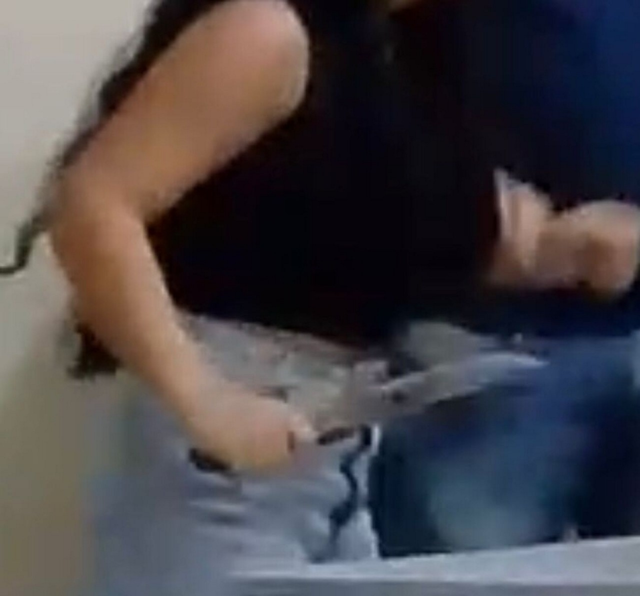 Vídeo que circula nas redes sociais mostra adolescente com faca