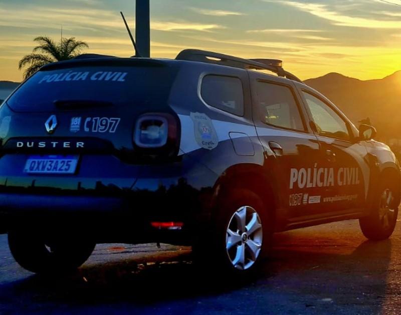 Homem ainda teria impedido a mulher de buscar atendimento, o que agravou o estado de saúde dela.
