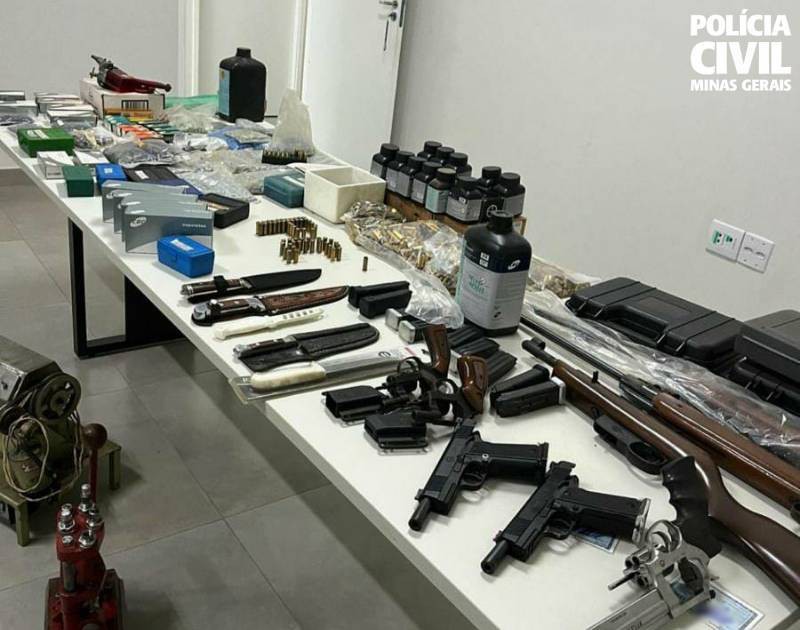 Na residência do idoso foram apreendidas duas pistolas 380, um revólver calibre 38, duas carabinas, dez carregadores, munições calibres 380, 38 e 22