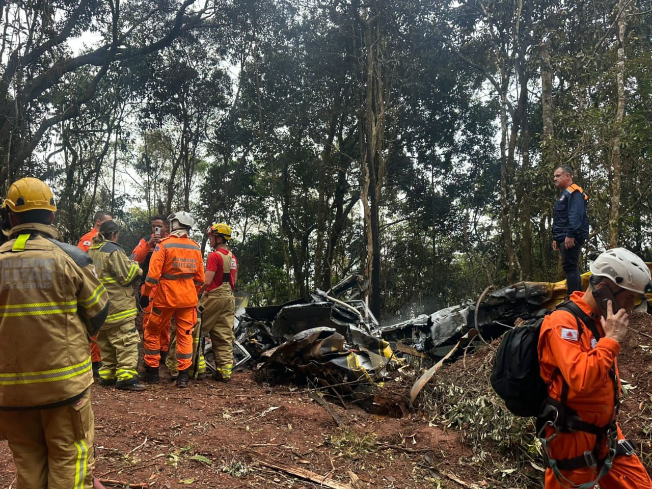 Foto mostra bombeiros mortos e outros militares atendendo a ocorrência
