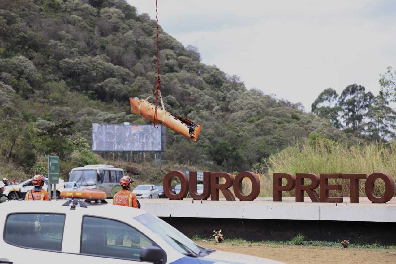  Após 12h de trabalho, o helicóptero foi encontrado caído em uma área íngreme na serra de Ouro Preto