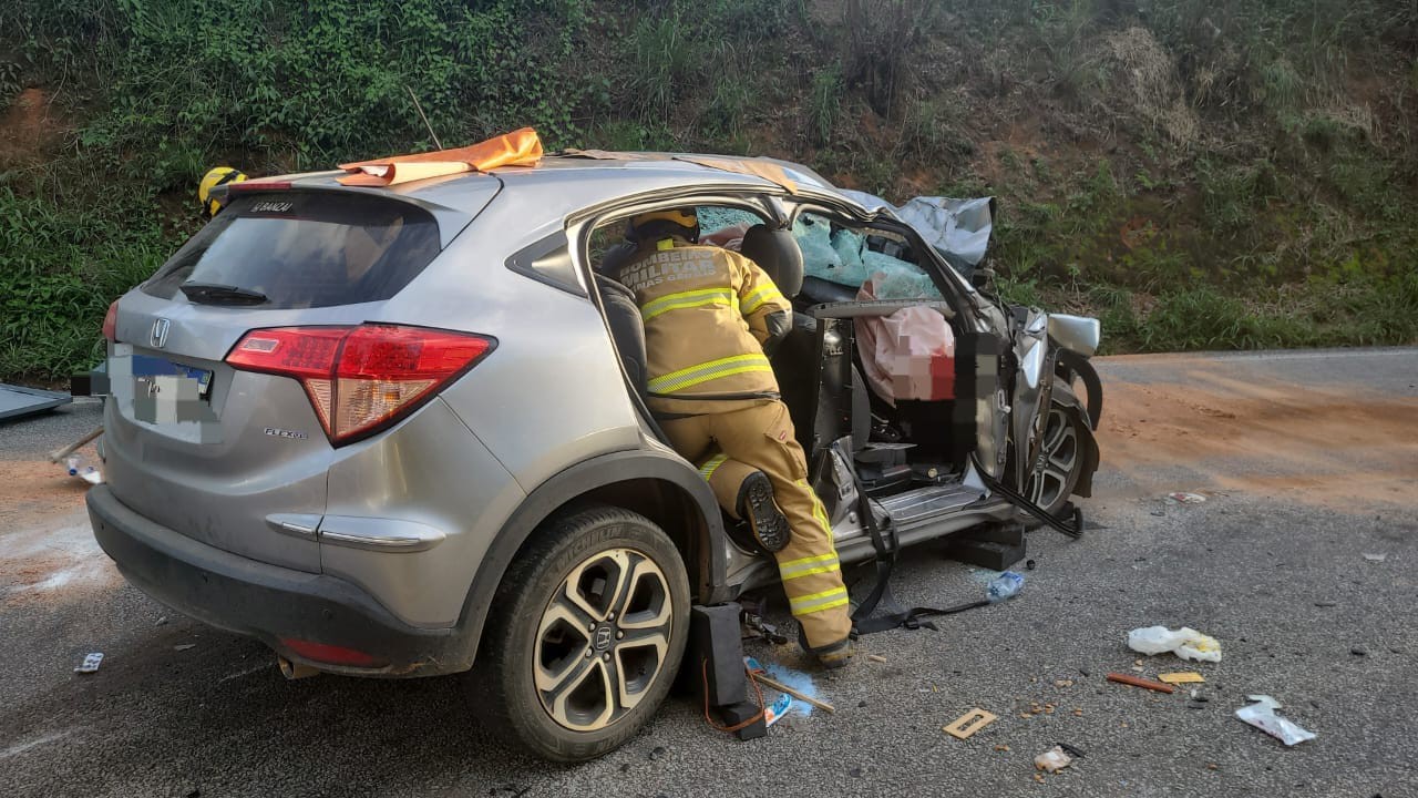 Dois veículos bateram em Pedra do Indaiá, na região Centro-Oeste de Minas Gerais