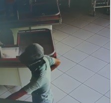A polícia foi acionada, analisou as imagens das câmeras de segurança e foi em busca do suspeito