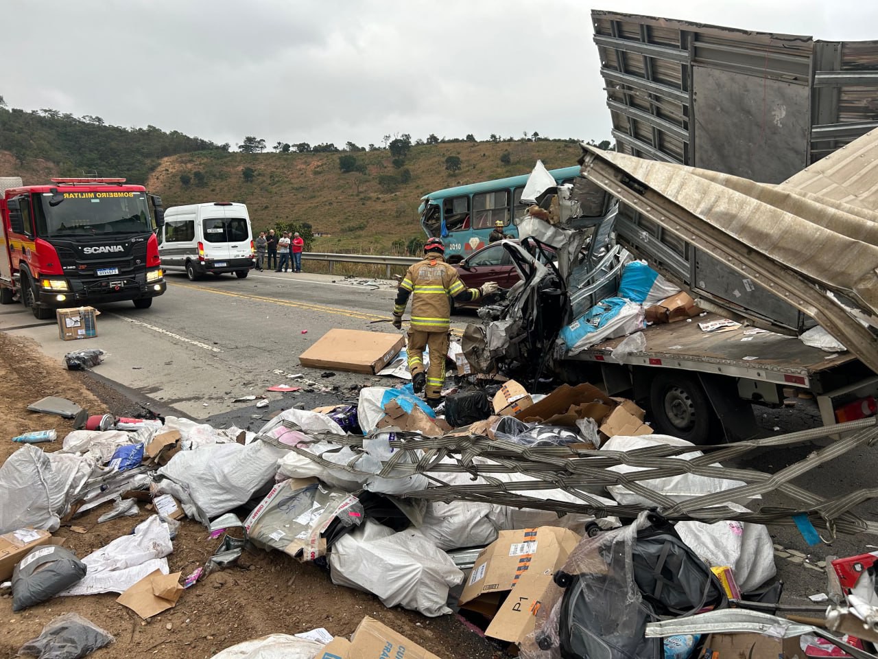 Com a colisão, o motorista do caminhão foi ejetado da cabine. Já o condutor do ônibus ficou preso às ferragens