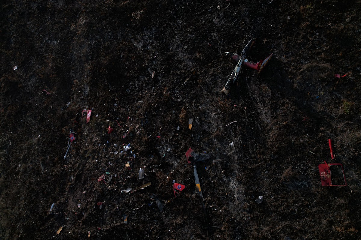 Destroços da aeronave ficaram espalhados por serra em Ouro Preto