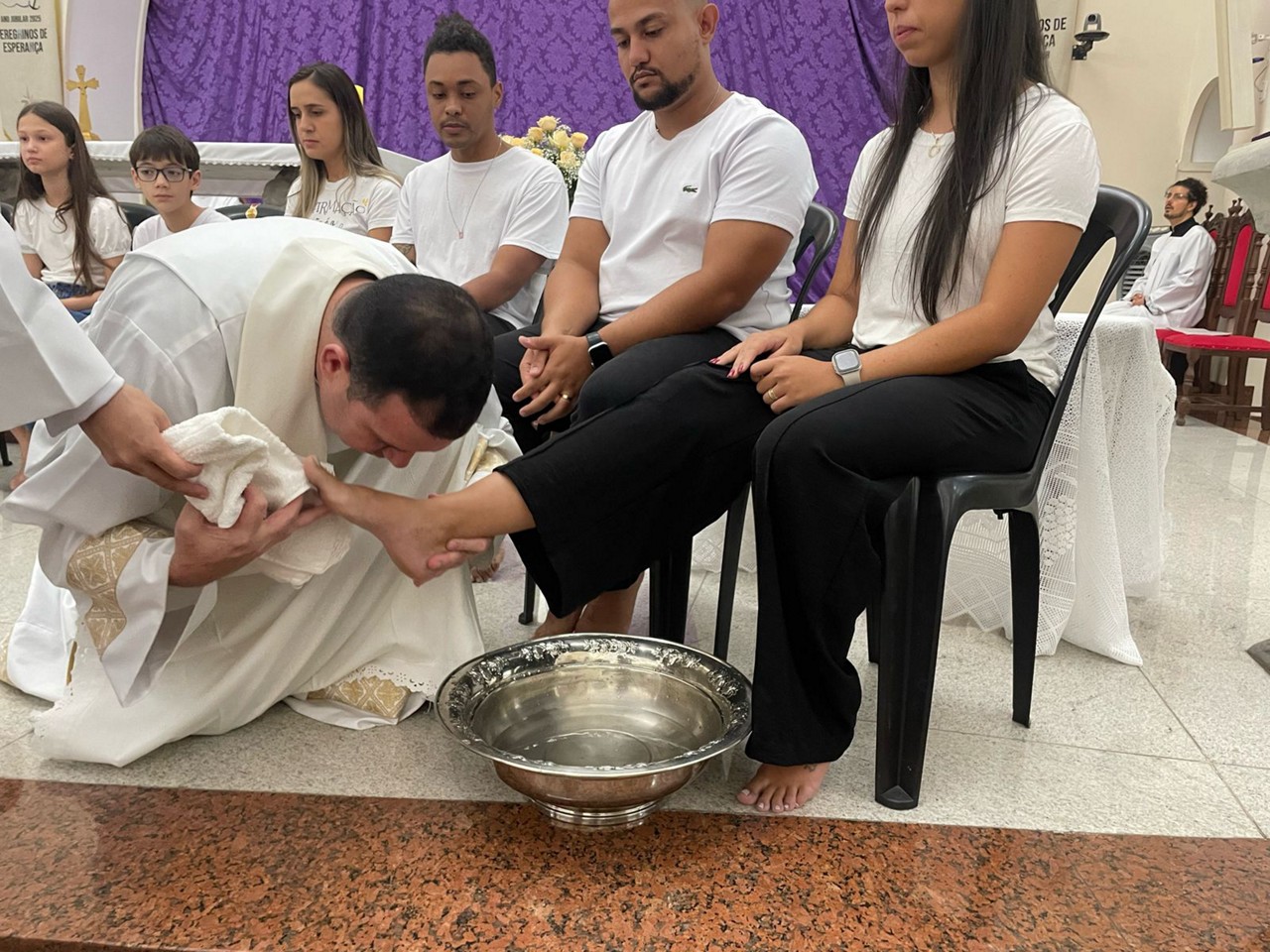 12 pessoas de diversas idades tiveram os pés lavados na missa desta quinta-feira (17)