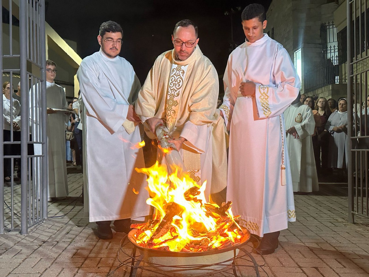 Padre da igreja de São Judas Tadeu conversou com a imprensa após a Vigília Pascal