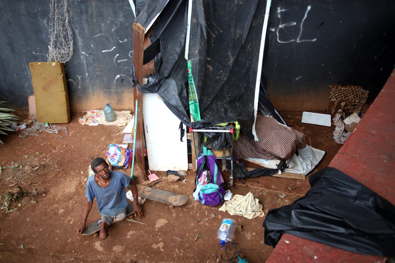 Ademílson Santos, de 42 anos, vive em uma maloca no bairro Nova Suissa, região Oeste de BH
