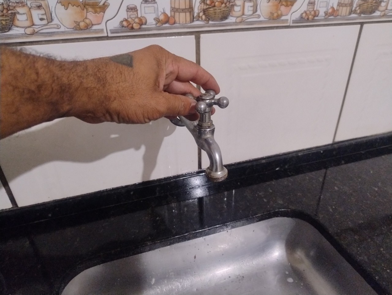 Moradores encontram torneiras secas ao chegar do trabalho 