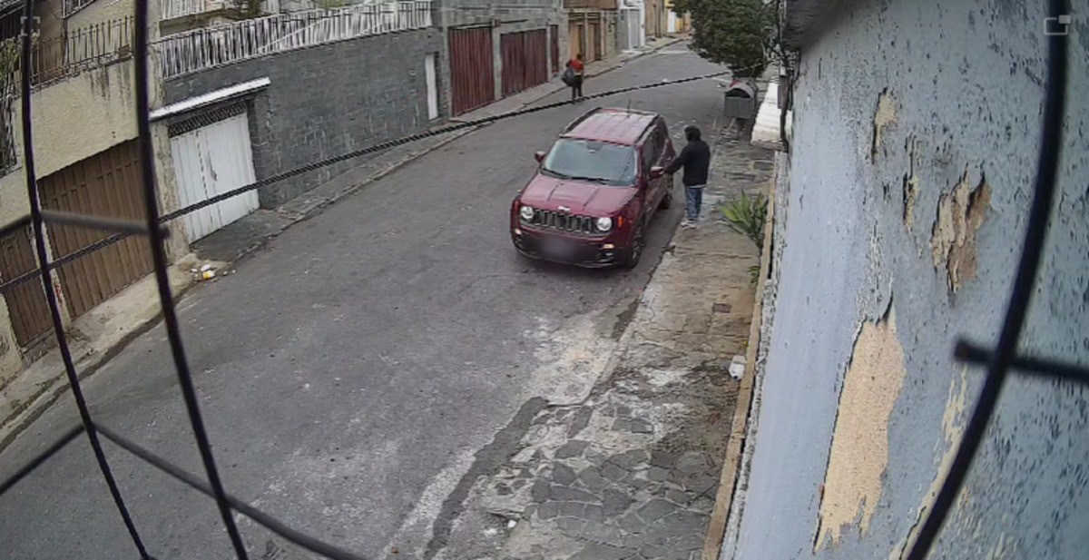 Digital influencer foi flagrado deixando sozinho o prédio onde mulher trans foi morta, em BH