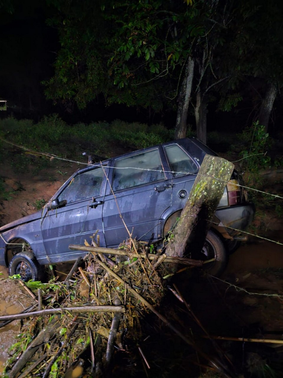 Carro onde o casal estava foi arrastado durante chuva em Raul Soares