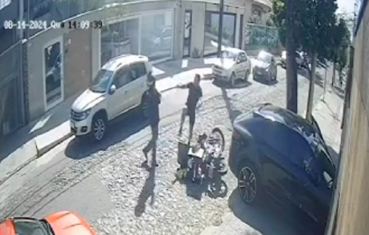 Toda a ação do suspeito foi filmada por câmeras de segurança