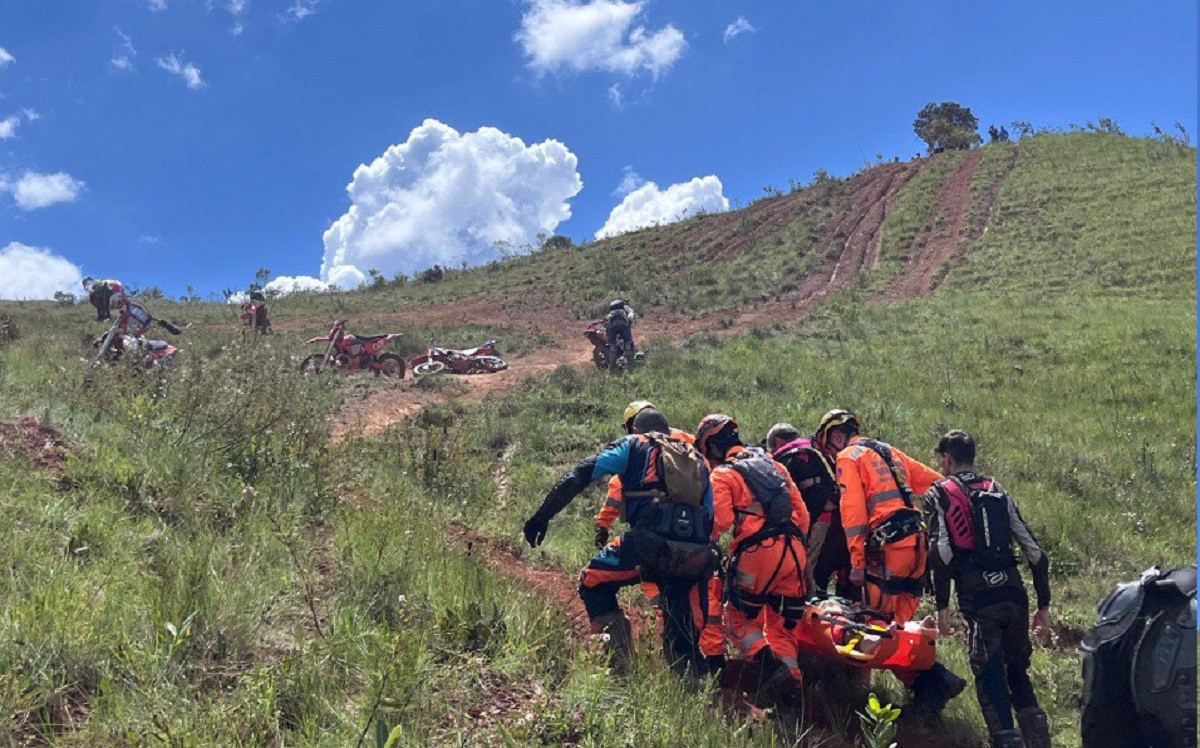 Bombeiros socorreram o homem até um ponto onde ele foi resgatado de helicóptero