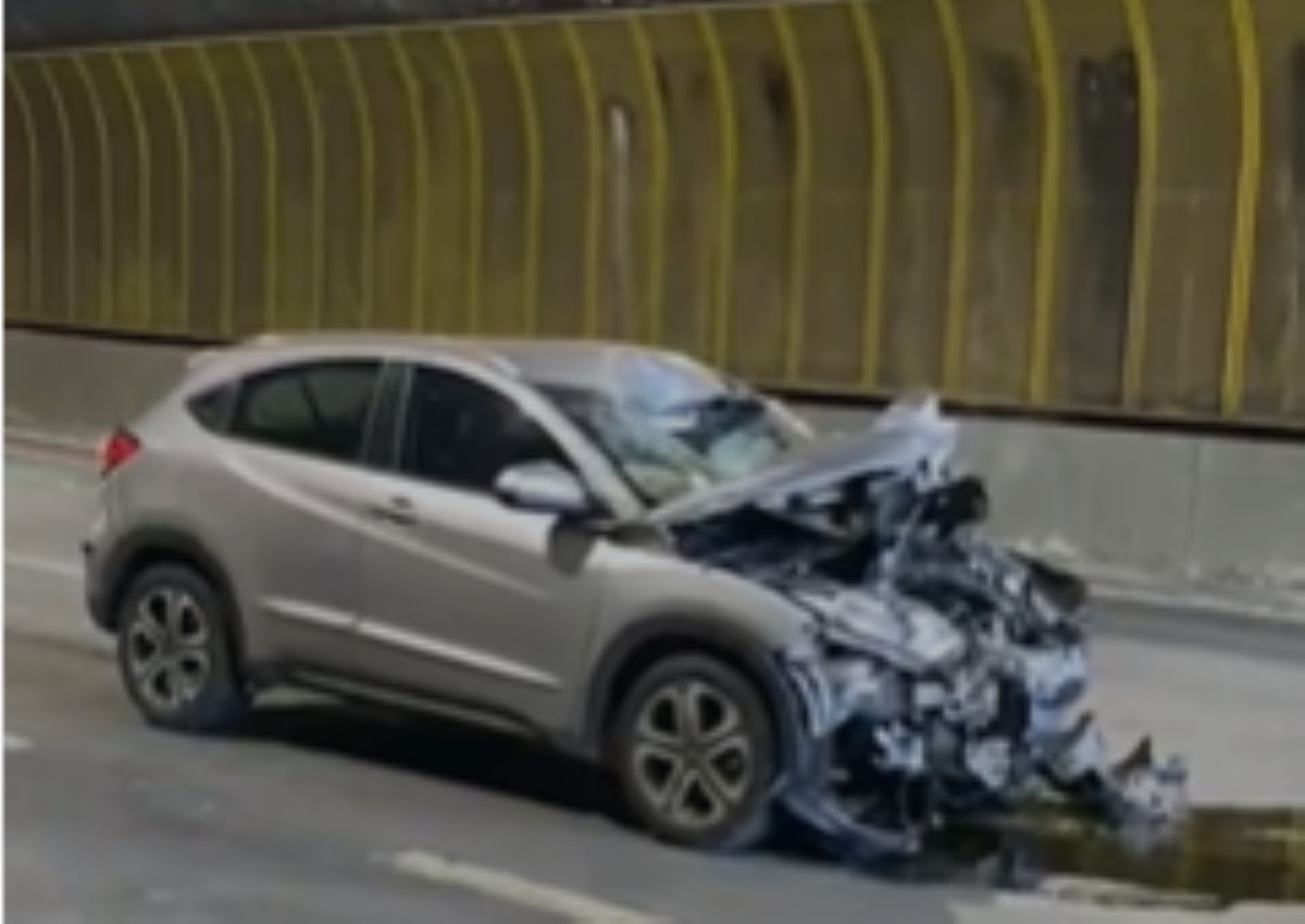 Carro de servidor da Cidade Administrativa ficou totalmente destruído após colisão que matou motociclista em BH