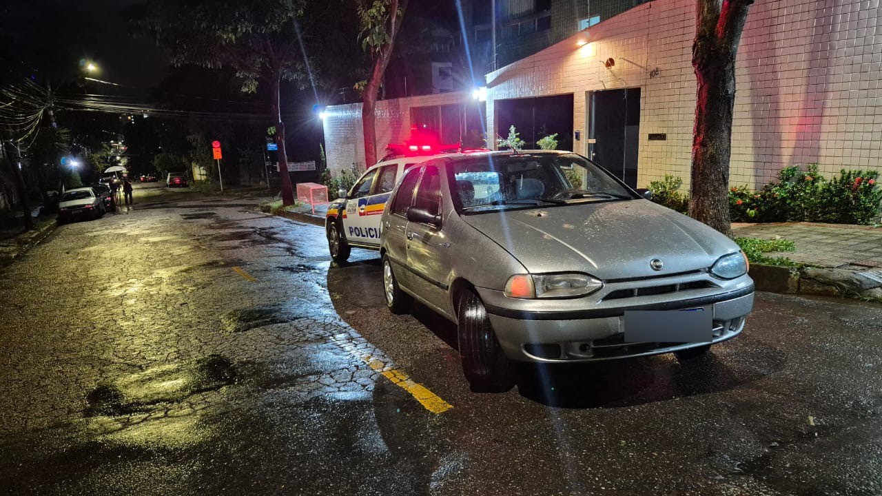 Motorista estava em um Fiat Pálio, quando não conseguiu subir um morro e bateu em um veículo estacionado  