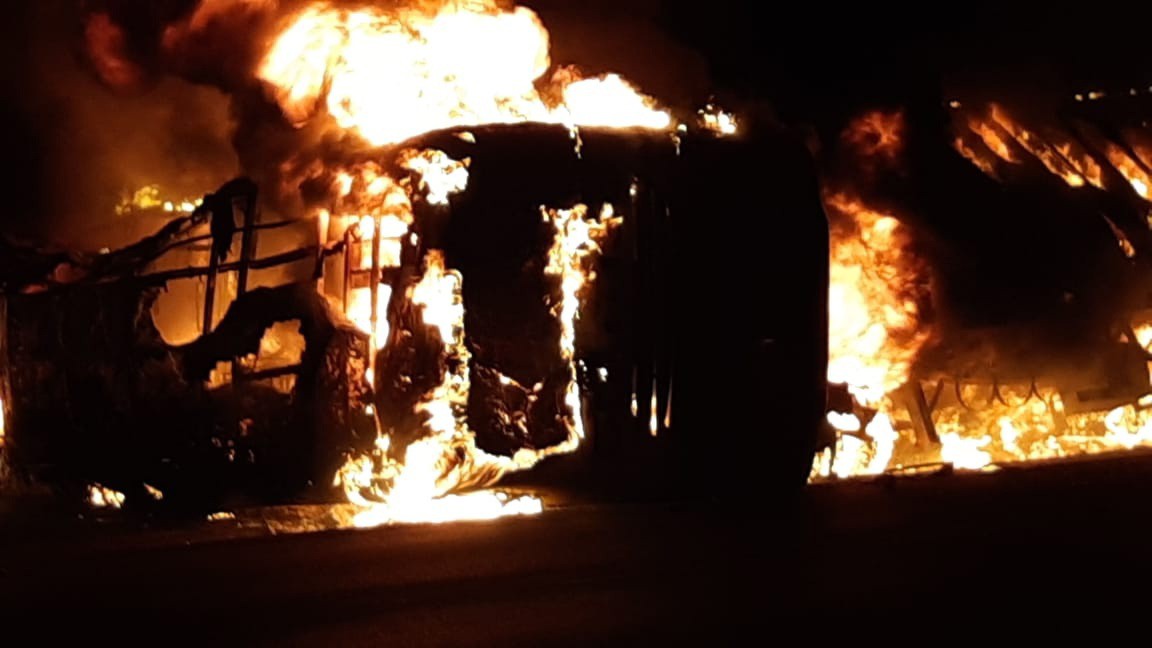 Ônibus e carreta entraram em combustão após a colisão na BR-365; motorista do caminhão morreu na hora