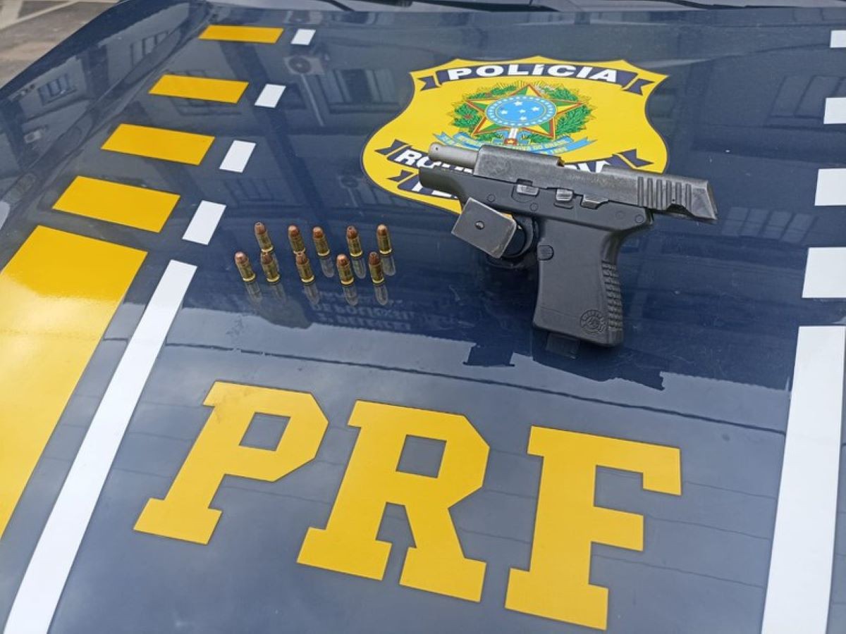 Arma calibre .380 com 10 projéteis foi apreendida pela PRF 
