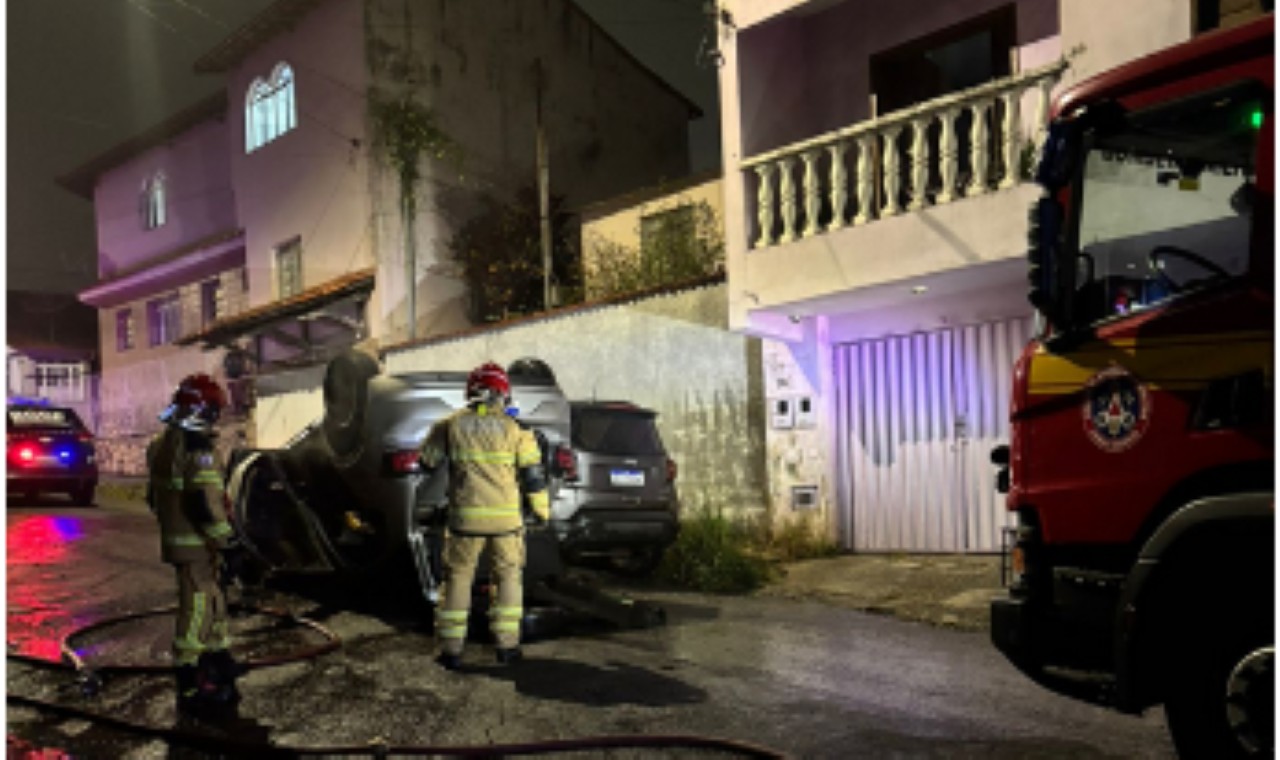 Bombeiros controlaram incêndio após carro capotar; motorista fugiu do local antes da chegada dos militares