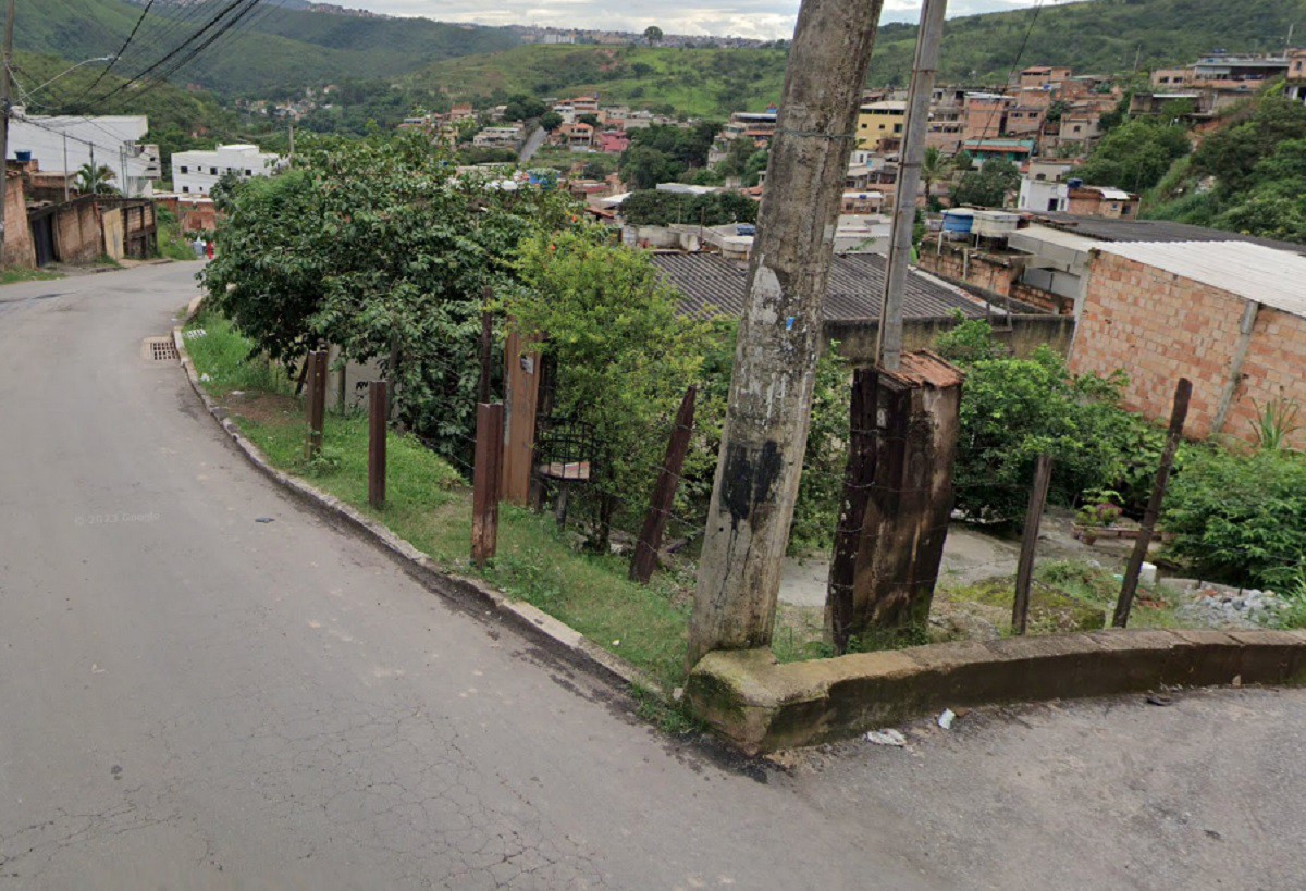 Corpo foi achado no início da manhã em área próxima de escola