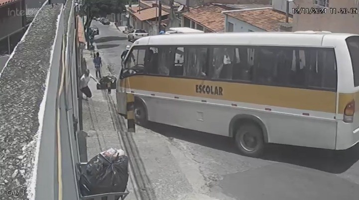 Nas imagens é possível ver o momento em que o escolar desce a rua em direção a mulher que estava sentada próximo a um portão