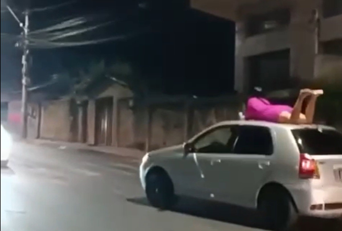 Vídeo feito por morador mostra mulher andando no teto do carro do pai