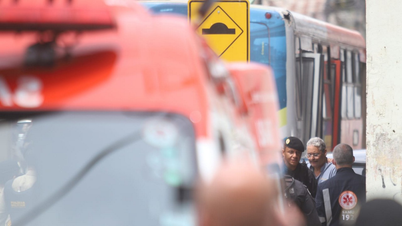 Foto mostra momento que Wellington foi liberado pelo sequestrador
