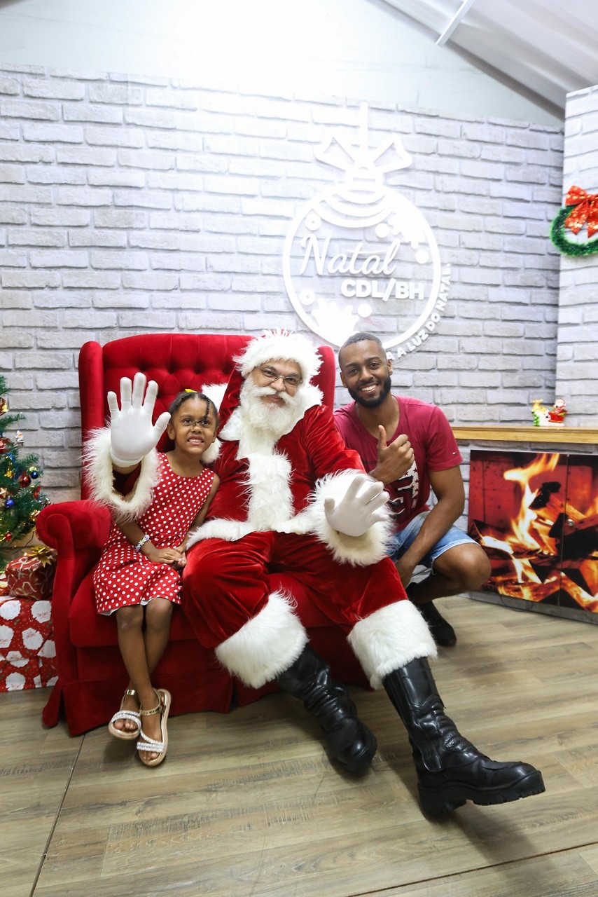 O auxiliar administrativo Magnus Augusto não perdeu tempo, ouviu no rádio quanto a chegada do Papai Noel e levou a filha Mirella Gonçalves, de 4 anos, para ver o 'bom velhinho'.