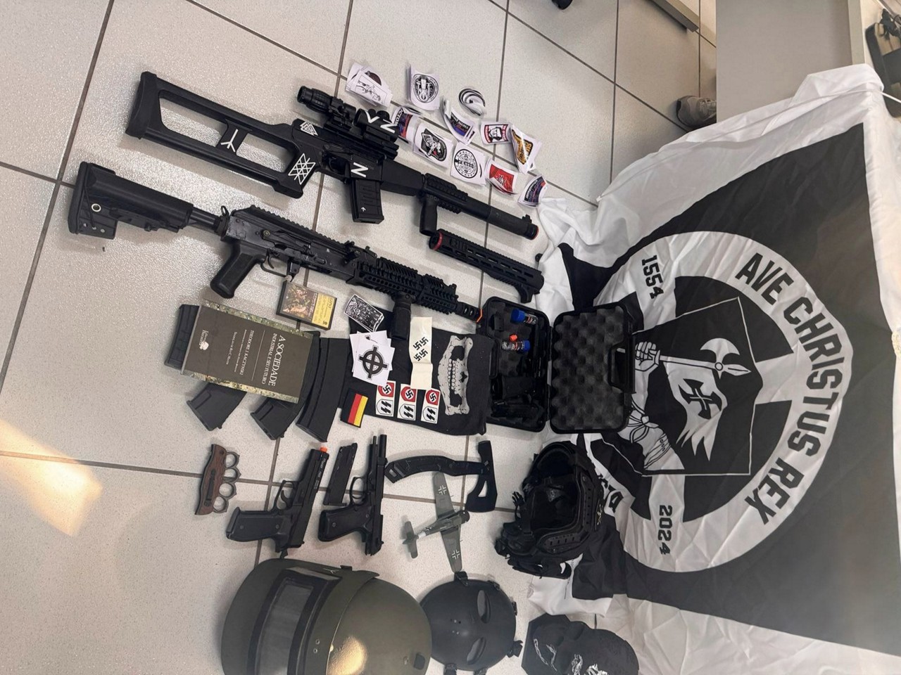 Armas de airsoft e materiais de apologia ao nazismo foram apreendidos na casa do suspeito