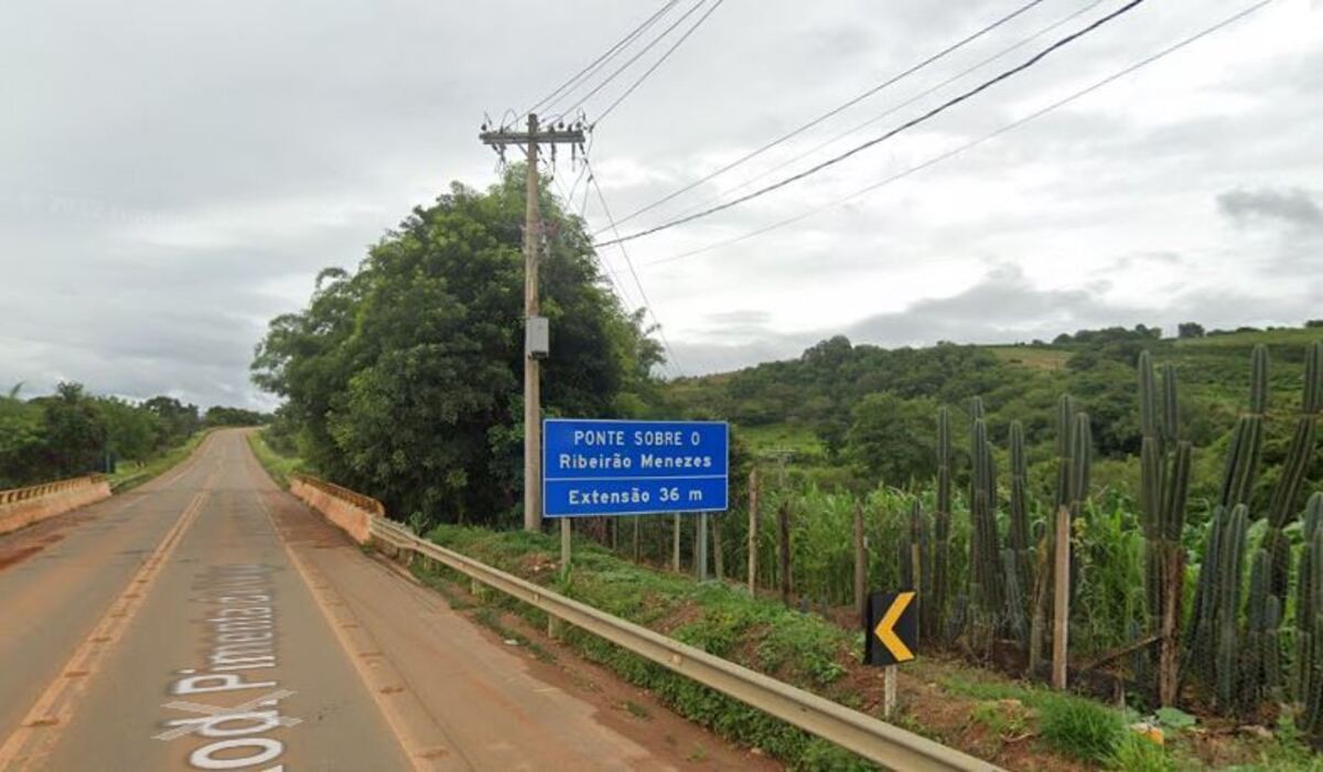 Carro foi arrastado em ponte sobre o ribeirão Menezes
