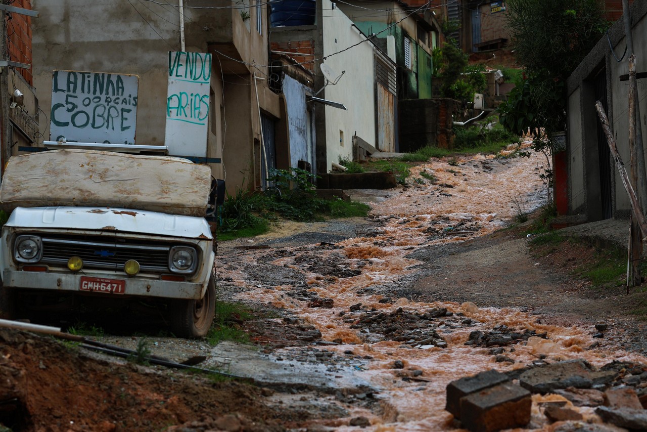 Ruas do bairro Novo Lajedo foram tomadas por cachoeira de lama