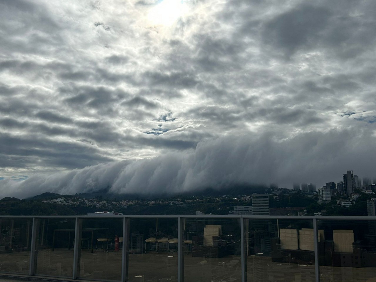Nuvem orográfica na manhã desta quarta-feira na Serra do Curral