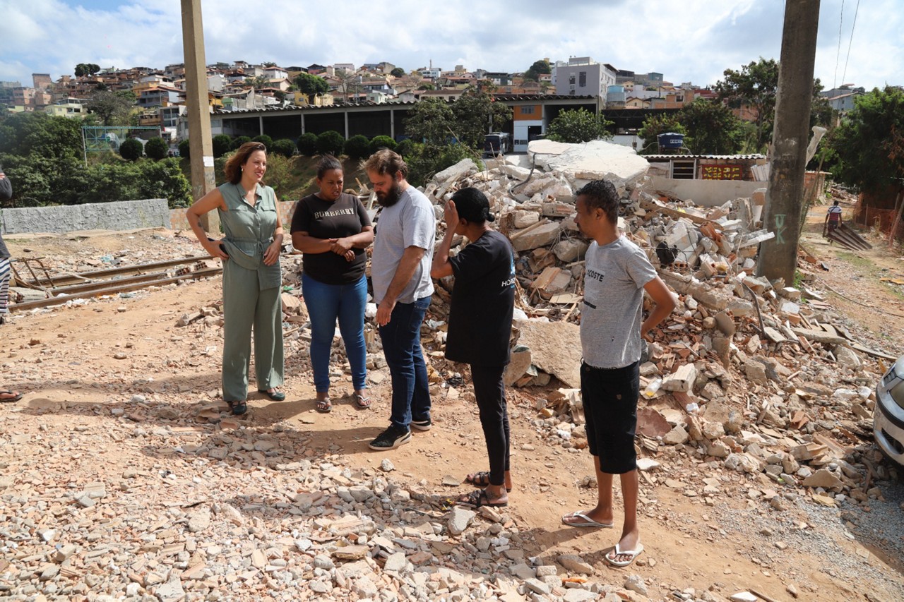 Bella Gonçalves ouviu familiares da vítima durante visita ao "canteiro de obras' na quarta (25)