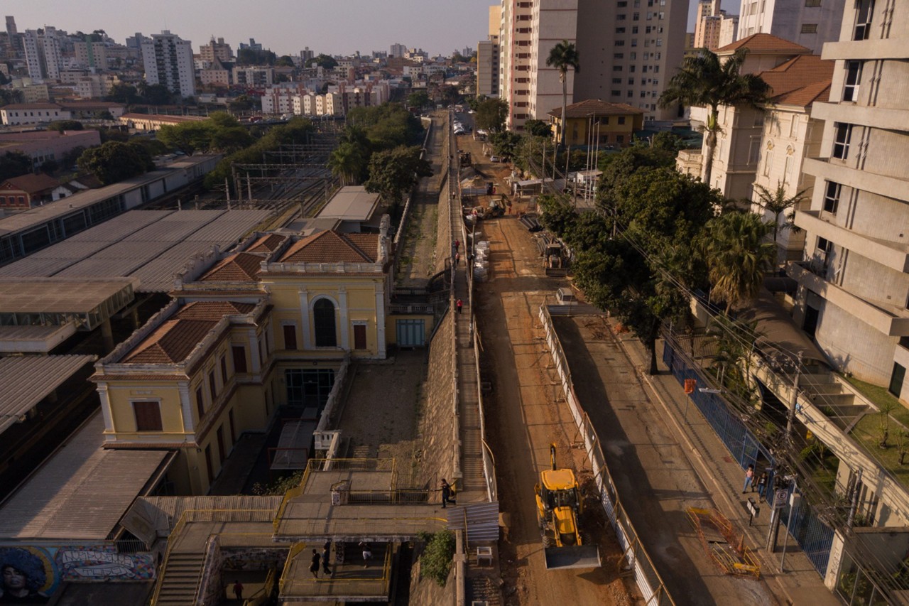 Rua Sapucaí, no bairro Floresta, região Centro-Sul de BH, passa por obras de revitalização  