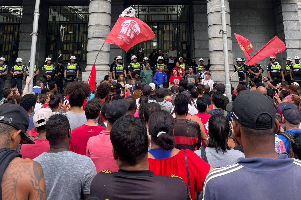Moradores de ocupação fazem protesto na Avenida Afonso Pena, em BH
