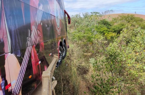 Ônibus da dupla sertaneja quase despencou da ponte
